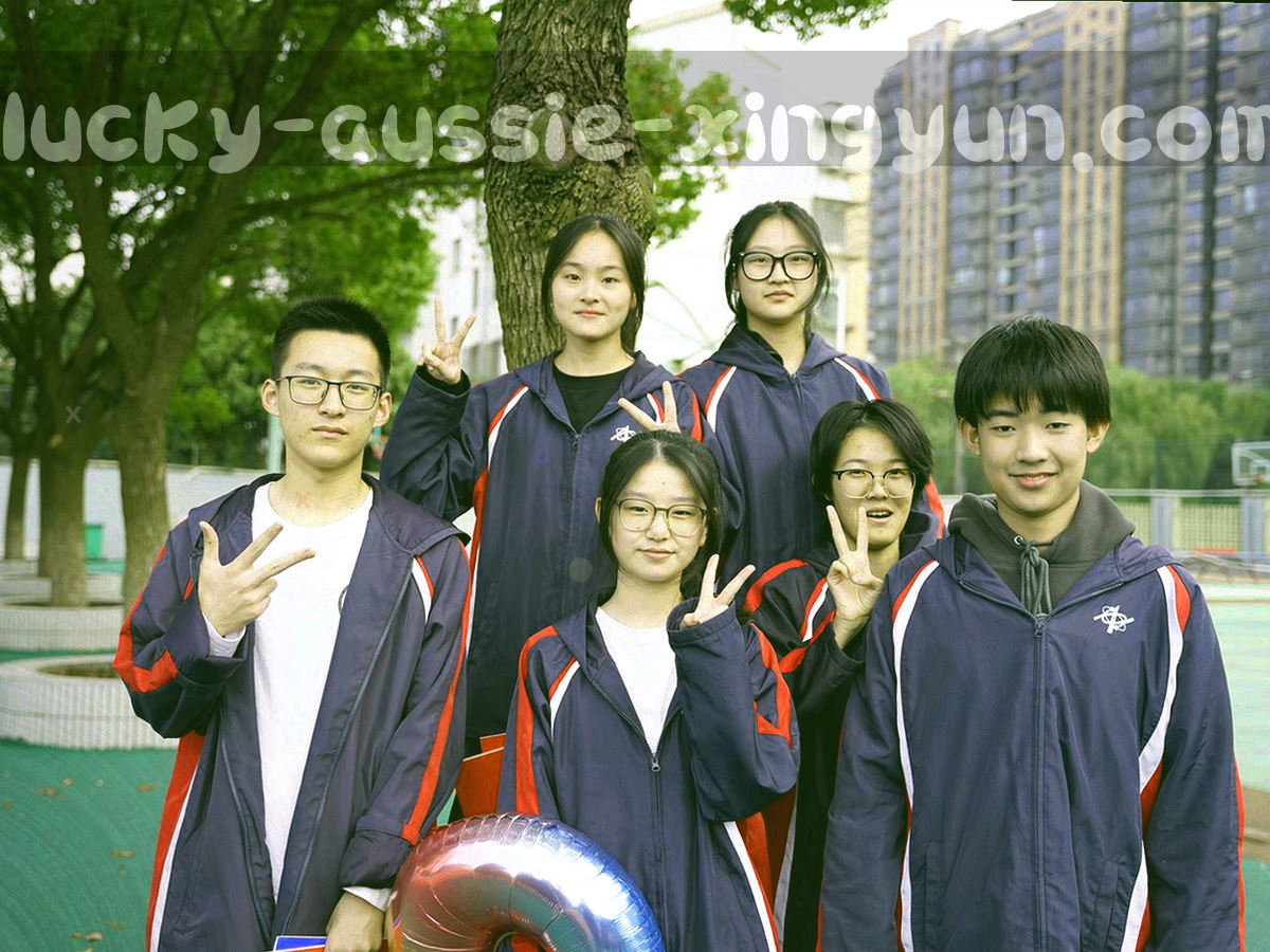 桌面上的耳机、笔记本与文件夹平铺俯拍，画面中没有人物